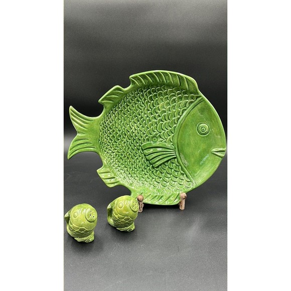 Holland Style Mold Pottery Fish Plate/Dish and Salt & Pepper Shakers - Picture 1 of 4